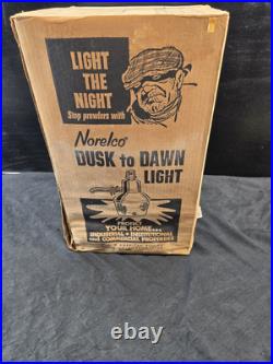 DUSK to DAWN Barn LIGHT 175W 120V Mercury Vapor Lamp VINTAGE Norelco NOS 33850