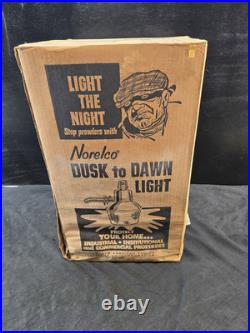 DUSK to DAWN Barn LIGHT 175W 120V Mercury Vapor Lamp VINTAGE Norelco NOS 33850