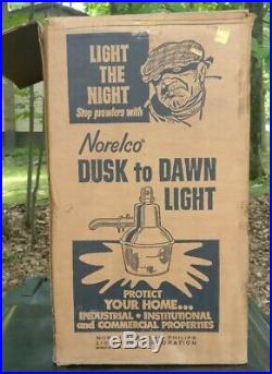 DUSK to DAWN Barn LIGHT 175W 120V Mercury Vapor Lamp VINTAGE Norelco never used