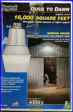 Mercury Vapor Barn Security Light 175W 120V DUSK to DAWN New old stock