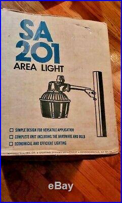 VINTAGE GE DUSK TO DAWN BORN/OUT DOOR LIGHT 175W 120V MERCURY VAPOR LAMP WithCOMPL